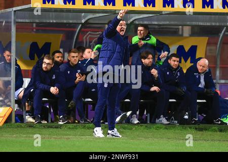 28th febbraio 2023; Dens Park, Dundee, Scozia: Campionato scozzese di calcio Dundee contro Partick Thistle; Gary Bowyer manager Dundee dà istruzioni Foto Stock