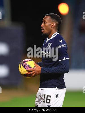 28th febbraio 2023; Dens Park, Dundee, Scozia: Campionato scozzese di calcio Dundee contro Partick Thistle; Zach Robinson di Dundee Foto Stock