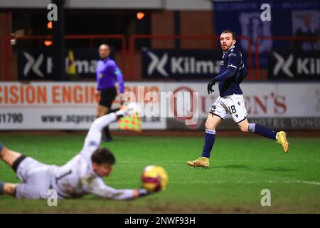 28th febbraio 2023; Dens Park, Dundee, Scozia: Campionato scozzese di calcio Dundee contro Partick Thistle; Paul McMullan di Dundee spara un colpo appena largo Foto Stock