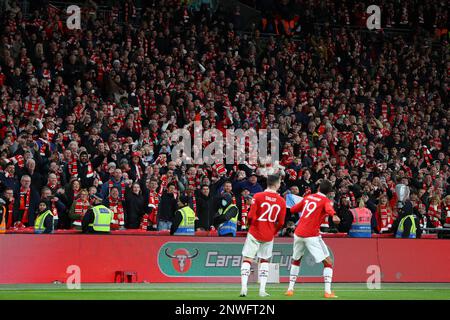 Londra, Regno Unito. 26th Feb, 2023. Raphael Varane del Manchester Utd (19) e Diogo Dalot del Manchester Utd (20) festeggiano con i fan del Manchester Utd dopo la vittoria delle loro squadre. Finale della Carabao Cup 2023, Manchester Utd contro Newcastle Utd al Wembley Stadium di Londra domenica 26th febbraio 2023. Solo per uso editoriale. pic di Andrew Orchard/Andrew Orchard sports photography/Alamy Live News Credit: Andrew Orchard sports photography/Alamy Live News Foto Stock