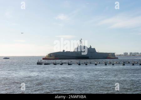 230118-N-ZS023-1017 SAN DIEGO (18 gennaio 2023) nave litoranea da combattimento variante-indipendente unità Pre-Commissioning Santa Barbara (LCS 32) arriva al suo homeport di San Diego per la prima volta, 18 gennaio. Il più recente LCS dell'inventario della Marina militare, Santa Barbara, sarà commissionato nel corso di quest'anno. Le navi da combattimento Littoral sono combattenti di superficie veloci, con un equipaggio ottimale e personalizzati in base alle missioni, che operano in ambienti vicino alla costa e all'aperto, vincendo contro le minacce costiere del 21st° secolo. LCS si integra con squadre congiunte, combinate, presidiate e senza equipaggio per sostenere la presenza in avanti e la sicurezza marittima, Foto Stock