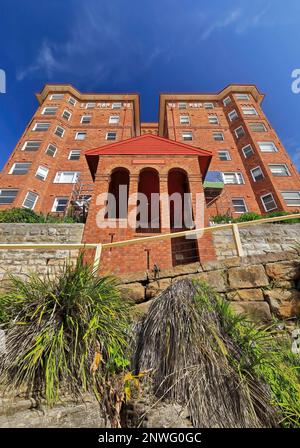 519 edificio residenziale in mattoni rossi all'inizio del sobborgo di Marine Parade-Manly. Sydney-Australia. Foto Stock