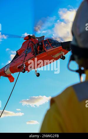 L'equipaggio di USCGC Stone (WMSL 758) conduce un'evoluzione del rifornimento in volo in elicottero nell'Oceano Atlantico 14 gennaio 2023. Stone è la nona taglierina di sicurezza nazionale di classe Legend nella flotta della Guardia Costiera e attualmente homports a Charleston, South Carolina. Foto Stock