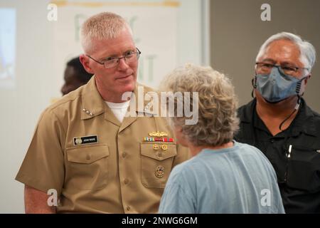 Durante un'agenzia per la protezione ambientale (EPA) ospitata a casa aperta, negli Stati Uniti John Wade, comandante della Joint Task Force-Red Hill, ascolta un membro della comunità al Consiglio e Centro dei veterani di Oahu a Honolulu, Hawaii, 19 gennaio 2023. L'Open House ha facilitato le domande e le risposte sull'ordine di consenso dell'EPA Red Hill 2023. Foto Stock