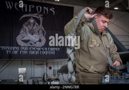 Senior Airman Parker Tufts, 43rd Fighter Generation Squadron, partecipa al concorso annuale della squadra di carico di armi del 10 febbraio presso la base aeronautica di Eglin, Flah. Due squadre hanno gareggiato per vedere chi poteva caricare un AIM-120 e un AIM-9 sul loro F-22 Raptor il più veloce e con il minor numero di errori. Foto Stock