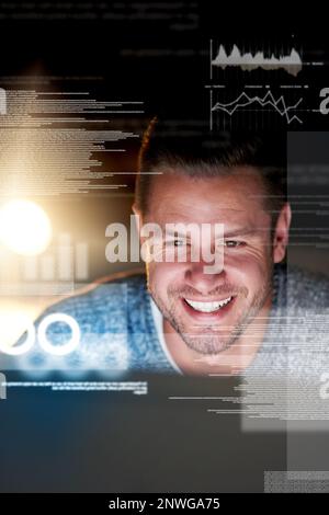 I metadati sono il suo campo di gioco. Scatto di un programmatore di computer sorridente che lavora al suo computer a tarda notte. Foto Stock