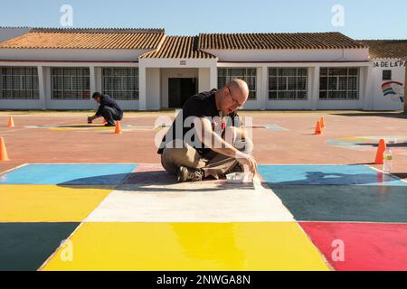 STAZIONE NAVALE ROTA, Spagna (3 febbraio 2023) Master-at-Arms 2nd Classe Tanin Harris, assegnato alla Stazione Navale (NAVSTA) Rota porto di sicurezza, ritocco dipinti sul parco giochi della scuola Castillo de Doña Blanca a El Puerto de Santa Maria durante un progetto di relazioni con la comunità, 3 febbraio 2023. NAVSTA Rota sostiene la flotta, abilita il combattente e sostiene la famiglia conducendo operazioni aeree, operazioni portuali, garantendo sicurezza e sicurezza, assicurando la qualità della vita e fornendo i servizi fondamentali di energia, acqua, carburante e tecnologia dell'informazione. Foto Stock