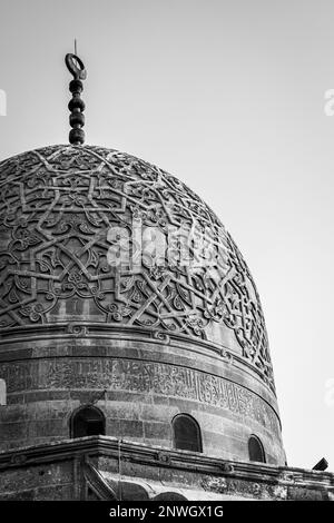 Un bianco e nero di grande cupola e parola in caratteri islamici Foto Stock