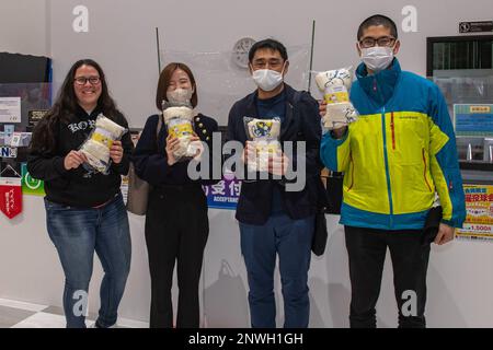 Master-at-Arms 1st Class Torye Cugal, assegnato al Comandante, Fleet Activities Sasebo (CFAS), e i compagni di squadra della Japan Maritime Self-Defense Force, Japan Ground Self-Defense Force e Sasebo City Hall, vinceranno premi al Torneo di Bowling di amicizia di Capodanno a Sasebo, al Paradise Bowl di Sasebo, Giappone, 17 gennaio 2023. Venti squadre bilaterali composte da un bowler ciascuna da CFAS, Sasebo City Hall, JMSDF, e JGSDF hanno partecipato al torneo, organizzato da Sasebo City base Affairs Bureau per promuovere la partnership e l'amicizia tra CFAS, le forze locali di autodifesa, e la loro città ospitante. Foto Stock