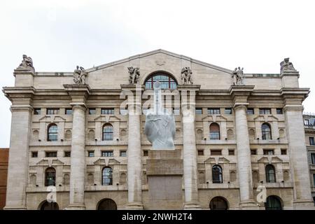 Milano, Italia, 27 febbraio 2023. Statua marmorea dell'artista italiano Maurizio Cattelan, formalmente chiamata L.O.V.E., che sta per Libertà, odio, vendetta Foto Stock