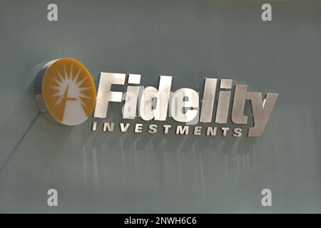 New York, NY - 26 agosto 2021: Cartello in metallo lucido per Fidelity Investments con nome e logo sull'edificio degli uffici di Midtown, Manhattan Foto Stock