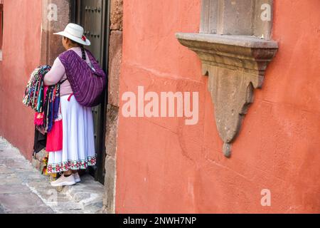 San Miguel de Allende Guanajuato Messico, Historico Centro storico zona Centro, vendita di strada, indossare cappello sombrero, donna donna signora fema Foto Stock