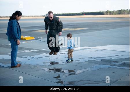 Tony Parris, 77th Air Refuelling Squadron boom operator, e suo figlio, giocano in acqua dopo il suo volo fini alla base aeronautica di Seymour Johnson, North Carolina, 5 gennaio 2023. Il volo finale, o volo fini, è una tradizione tra i piloti e gli equipaggi aerei per celebrare l’ultimo volo con la loro unità o su una determinata cellula aerea. Foto Stock