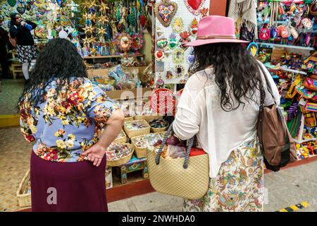 San Miguel de Allende Guanajuato Messico,Historico Centro storico zona Centro,Mercado de Artesanias mercato artistico,artigianato,guardare l'abbigliamento Foto Stock