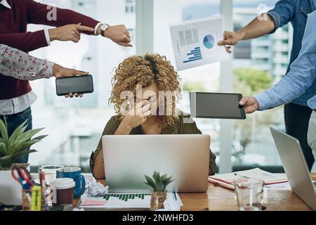 Gli impegni di lavoro si stanno chiudendo su di lei. Shot di una giovane donna d'affari che guarda stressata in un ambiente d'ufficio impegnativo. Foto Stock
