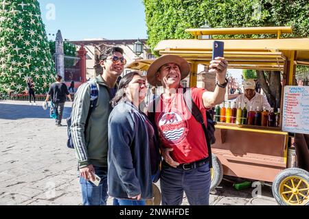 San Miguel de Allende Guanajuato Messico, Historico centro storico centrale, prendendo selfie, uomo uomini maschio, donna donna donna donna donna donna donna, adulti, resid Foto Stock