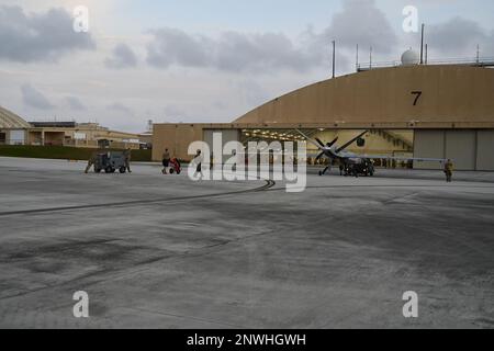 STATI UNITI Air Force 119th Wing Aircraft maintainers traina un mq-9 Reaper ad un hangar durante Cope North alla base dell'aeronautica di Andersen, Guam, 12 febbraio 2023. Cope North è un esercizio annuale di formazione sul campo che consente a ciascuna nazione partner di affinare le abilità di preparazione vitali migliorando al contempo l'interoperabilità tra più aree di missione per includere superiorità aerea, interdizione, guerra elettronica, sollevamento aereo tattico e capacità di rifornimento aereo. Foto Stock