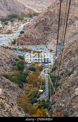 Tram aereo che conduce al Monte San Jacinto al tramonto a Palm Springs. Foto Stock