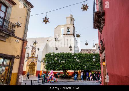 San Miguel de Allende Guanajuato Messico, Historico centro storico centrale, stelle appese decorazioni natalizie, Cappella del terzo Ordine di Sain Foto Stock