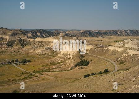 Vista dalla cima dello Scotts Bluff National Monument, Nebraska, con vista sul museo Oregon Trail e sulla strada fino al primo tunnel. Foto Stock