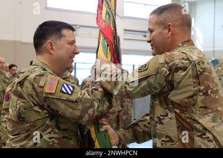 CLINTON, NC, la 30th squadra di combattimento della Brigata Armorata (ABCT) 'Old Hickory', il Colonnello in arrivo Paul Hollenack assume il comando di Brig. Il generale Charles Morrison, Guardia Nazionale dell'Esercito, durante la cerimonia del cambio di comando presso la sede centrale dell'ABCT del 30th il 21 gennaio 2023. Foto Stock