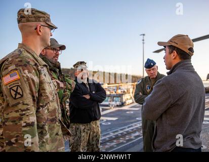 ROSTOCK, Germania (9 gennaio 2023) Lt. j.g. Dylan Cabrera, a destra, offre un tour del cacciatorpediniere missilistico guidato di classe Arleigh Burke USS Roosevelt (DDG 80) ai leader della NATO Air Command Ballistic Missile Defense Operations Center; U.S. Matthew Wright, estrema sinistra, Olanda Army Lt. Col. Derk Zielman, media sinistra, Stati Uniti Navy CMdR. Chris Tejeda, medio, e Stati Uniti Air Force Lt. Col. Matthew Slusher, medio a destra, 9 gennaio 2023. Roosevelt è in fase di implementazione pianificata negli Stati Uniti Naval Forces Europe area of Operations, impiegato dagli Stati Uniti Sesta flotta per difendere gli interessi degli Stati Uniti, alleati e partner. Foto Stock