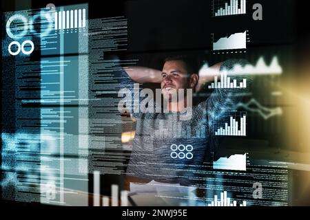 Il mio lavoro qui è finito. Scatto di un programmatore di computer sorridente che lavora al suo computer a tarda notte. Foto Stock