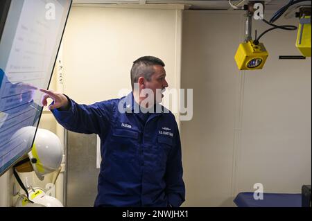 STATI UNITI Joshua Faucher, un tecnico di macchinari assegnato a USCGC Stone (WMSL 758), conduce una formazione professionale di sviluppo con l'equipaggio di Stone nell'Oceano Atlantico meridionale, il 10 febbraio 2023. Stone è su un dispiegamento programmato di più missioni nell'Oceano Atlantico meridionale per contrastare le attività marittime illecite e rafforzare le relazioni per la sovranità marittima in tutta la regione. Foto Stock