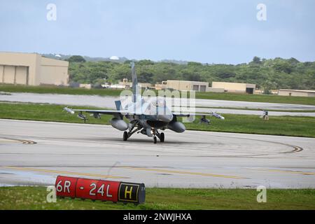 STATI UNITI Air Force 345th Fighter Wing F-16 Aggressor taxi sulla linea di volo durante Cope North 23 presso Andersen Air Force base, Guam, 22 febbraio, 2023.cope North è un esercizio annuale di formazione sul campo che consente a ciascuna nazione partner di affinare le abilità vitali di preparazione, migliorando al contempo l'interoperabilità tra le diverse aree di missione per includere superiorità aerea, interdizione, guerra elettronica, sollevamento aereo tattico e capacità di rifornimento aereo. Foto Stock