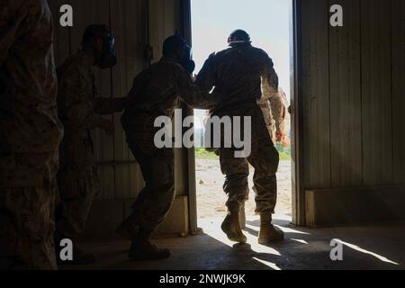 STATI UNITI Marine Corps Recruits con Hotel Company, 2nd reclutamento addestramento battaglione, lasciare la camera di fiducia a Marine Corps base Camp Pendleton, Calif., 24 gennaio 2023. La camera di sicurezza viene utilizzata per addestrare i reclutati a utilizzare correttamente la maschera a gas M40 e a rispondere alle potenziali minacce chimiche e biologiche. Foto Stock