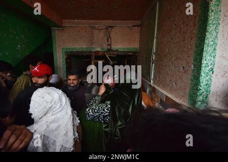 Srinagar, India. 28th Feb, 2023. Kashmiri guardando ad una casa residenziale danneggiata dove due militanti locali sono stati uccisi nella zona di Padham Pora, nel distretto di Pulwama del Kashmir meridionale, gli indiani hanno amministrato il Kashmir il 28 febbraio 2023. Due militanti sono stati uccisi in un incontro notturno con le forze indiane, 2 case residenziali e una moschea sono stati danneggiati durante l'incontro. (Foto di Mubashir Hassan/Pacific Press) Credit: Pacific Press Media Production Corp./Alamy Live News Foto Stock