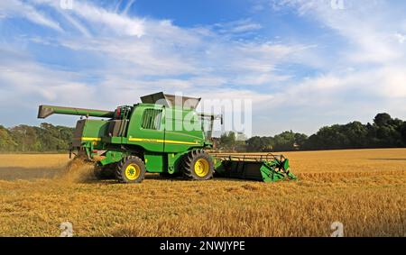 John Deer C671i, mietitrebbia, che lavora su seminativi, Appleton, Warrington, Cheshire, Inghilterra, REGNO UNITO, WA4 Foto Stock