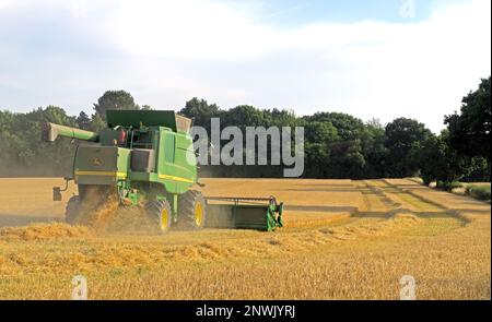 John Deer C671i, mietitrebbia, che lavora su seminativi, Appleton, Warrington, Cheshire, Inghilterra, REGNO UNITO, WA4 Foto Stock