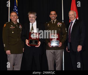 Daniel L. Karbler, a sinistra, comandante generale degli Stati Uniti L'Army Space and Missile Defense Command, e Richard De fatta, Right, SMDC vice del comandante, presentano premi a due dipendenti SMDC durante il pranzo annuale dell'associazione Air, Space and Missile Defense Association, il 16 febbraio a Huntsville, Alabama. Da sinistra sono: Karbler; Dr. Mark Rader, che ha ricevuto i Technical Achievement Awards nella Government Individual Category; Sgt. Major Lonnie Dunbar, che ha accettato il Service Excellence Award nella Team Category per conto del Missile De del Centro spaziale e Missile Defense di Excellence Foto Stock