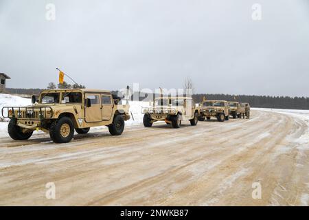 I soldati assegnati alla Brigata 181st Multi Functional Training, 1st Army Division West, conducono una formazione di navigazione terrestre montata su veicolo come parte del concorso Best Observer/ Coach Trainer a Fort McCoy, Wisconsin, 27 febbraio 2023. Il concorso crea l'opportunità di fornire un riconoscimento speciale ai OC/T dell'esercito 1st che hanno dimostrato eccellenti prestazioni militari, leadership e risultati nelle loro mansioni quotidiane. (STATI UNITI Foto dell'esercito del personale Sgt. Trenton Lowery) Foto Stock