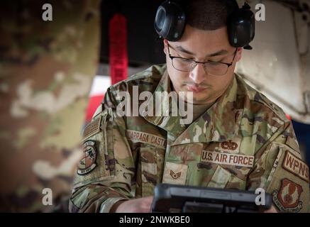 Lo staff Sgt. Camilo Idarraga Castano, 96th Aircraft Maintenance Squadron Red Team, esamina la sua lista di controllo digitale durante una gara di carico di armi del 20 gennaio presso la base aeronautica di Eglin, la Fla. Due squadre hanno gareggiato per vedere chi poteva caricare una GBU-38 e una AIM-9 sul loro jet il più veloce e con il minor numero di errori. Il vincitore è stato nominato 96th Test Wing Weapons Load Crew del trimestre. Foto Stock