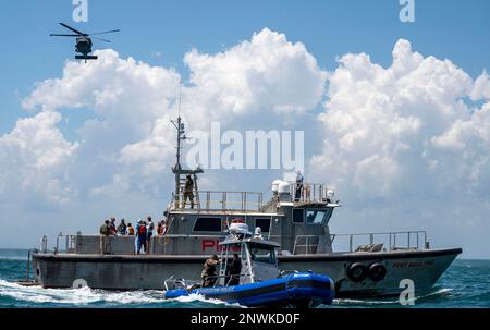 Una barca della polizia del porto di Charleston incontra una barca del pilota del porto di Charleston durante l'addestramento con le agenzie locali di Charleston nell'Oceano Atlantico, 1 agosto 2022. Le agenzie esterne che sostengono questo addestramento hanno incluso il reparto del South Carolina delle risorse naturali, la divisione di applicazione di legge del South Carolina, l'unità medica di fuoco di Charleston, la pattuglia del porto di polizia di Charleston, la pattuglia marina dell'ufficio dello sceriffo della contea di Charleston, la pattuglia marina di polizia di Mount Pleasant, North Charleston Fire Marine Unit, St. Johns Fire, Nationa Foto Stock