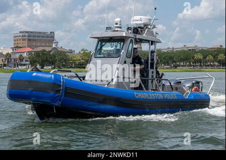 Una barca di pattuglia del porto del Dipartimento di polizia di Charleston lascia il porto di Charleston in preparazione per assistere la squadra di salvataggio degli ostaggi dell'FBI con altre agenzie locali, Charleston, South Carolina, 1 agosto 2022. Le agenzie esterne che sostengono questo addestramento hanno incluso il reparto del South Carolina delle risorse naturali, la divisione di applicazione di legge del South Carolina, l'unità medica di fuoco di Charleston, la pattuglia del porto di polizia di Charleston, la pattuglia marina dell'ufficio dello sceriffo della contea di Charleston, la pattuglia marina di polizia di Mount Pleasant, la pattuglia marina di Charleston del nord Foto Stock