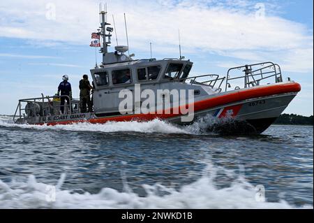 NEGLI STATI UNITI Coast Guard Boat conduce corsi di formazione presso le agenzie locali di Charleston nell'Oceano Atlantico, 2 agosto 2022. Le agenzie esterne che sostengono questo addestramento hanno incluso il Dipartimento delle risorse naturali del South Carolina, la Divisione di applicazione della legge del South Carolina, la Charleston Fire Medical Unit, Charleston Police Harbor Patrol, Charleston County Sheriff's Office Marine Patrol, Mount Pleasant Police Department Marine Patrol, Charleston County Volunteer Rescue Squad, North Charleston Police Marine Patrol, North Charleston Fire Marine Unit, St. Johns Fire, National Park Service, Barrier Island Ocean Rescue, CH Foto Stock