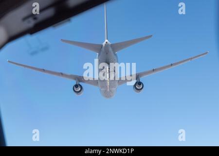 Un KC-46A Pegasus della McConnell Air Force base, Kansas, si prepara a rifornire un altro KC-46 10 febbraio 2023. I membri della 344th Air Refuelling Squadron effettuano il rifornimento aereo con due autocisterne KC-46 per evidenziare la complessità del rifornimento aereo e la capacità della autocisterna di essere sia il ricevitore che la autocisterna. (Foto Air Force di Airman 1st Class Felicia Przydzial) Foto Stock