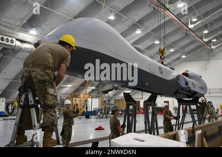 NEGLI STATI UNITI Il manutentore dell'aeromobile dell'aeronautica militare assegnato alla 119th Wing assiste nel posizionamento di un Mietitore mq-9 sui martinetti per prepararsi a un'oscillazione dell'ingranaggio di atterraggio, durante Cope North presso la base dell'aeronautica militare Andersen, Guam, 9 febbraio 2023. Il posizionamento dell'aeromobile su martinetti consente al carrello di atterraggio di oscillare in posizione in modo che i manutentori possano iniziare il processo di assemblaggio del coniatore mq-9. L'esercito degli Stati Uniti cerca sempre di espandere gli impegni e rafforzare le relazioni con tutti gli alleati regionali e le nazioni partner nell'Indo-Pacifico attraverso attività come gli scambi di esperti in materia, le visite della nazione ospitante, e ex-comune Foto Stock
