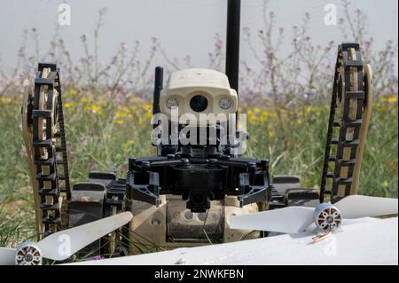 Un robot MTGR®, gestito dagli Stati Uniti Personale dell'aeronautica Sgt. Ismael del Toro, un tecnico di smaltimento di ordigni esplosivi di ingegneria civile di spedizione del 386th, osserva un sistema di velivoli senza equipaggio deriso durante un esercizio di risposta di UAS alla base aerea di Ali al Salem, Kuwait, 21 febbraio 2023. Gli eventi simulati consentono ad Airmen di sviluppare le proprie competenze critiche per scenari reali in un ambiente controllato, pur avendo la capacità di lavorare in situazioni stressanti. Gli esercizi a livello di base forniscono ad Airmen la capacità di esercitarsi per le minacce del mondo reale e altri scenari realistici durante la ricezione del feed Foto Stock