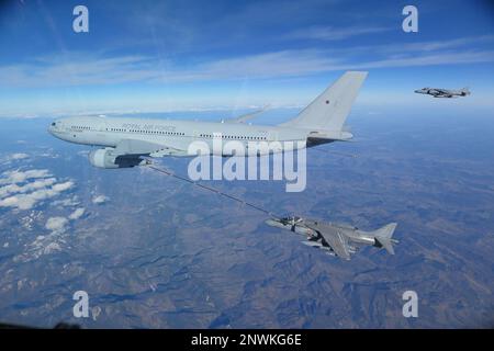 230220-N-NO777-1002 ROMANIA (20 febbraio 2023) Una petroliera Royal Air Force A330 effettua il rifornimento aereo di una nave Navy spagnola AV-8B Harrier durante l'addestramento combinato di sciopero a lungo raggio, 20 febbraio 2023. The George H.W. Bush Carrier Strike Group è in fase di implementazione pianificata negli Stati Uniti Naval Forces Europe area of Operations, impiegato dagli Stati Uniti Sesta flotta per difendere gli interessi degli Stati Uniti, degli alleati e dei partner. (STATI UNITI Foto di cortesia Navy) Foto Stock