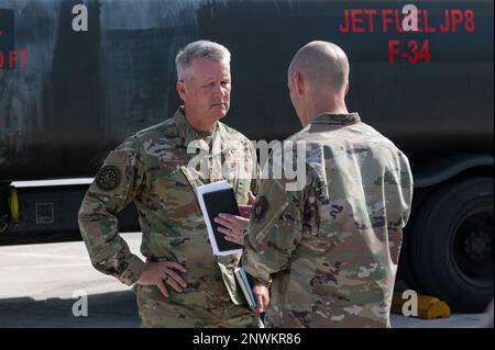 STATI UNITI Christopher Riggs, 36th Logistics Readiness Squadron Fuels Management Superintenent, briefing Lt. Gen. James Jacobson, vice comandante delle forze aeree del Pacifico, sulle capacità del volo di gestione dei carburanti presso la base aeronautica di Andersen, Guam, 19 gennaio 2023. Il modello 36th LRS fornisce alla Andersen AFB un supporto logistico, che include la gestione della più grande sede di stoccaggio del carburante nell'aeronautica militare e la supervisione delle operazioni di installazione e ricezione. Foto Stock