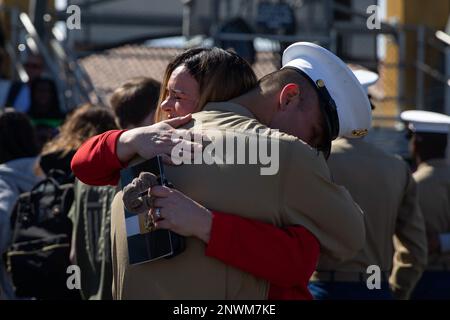 Un nuovo U.S.A. Marine with India Company, 3rd battaglione di addestramento del reclutamento, è salutato da un ospite dopo una cerimonia di laurea al deposito del reclutamento del corpo marino San Diego, 10 febbraio 2023. La famiglia e gli amici hanno potuto assistere alla cerimonia a sostegno dei marines dell'India. Foto Stock