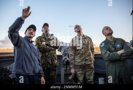 ROSTOCK, Germania (9 gennaio 2023) Lt. j.g. Dylan Cabrera, a sinistra, spiega le antenne sul palo del cacciatorpediniere missilistico guidato di classe Arleigh Burke USS Roosevelt (DDG 80) ai leader della NATO Air Command Ballistic Missile Defense Operations Center; Netherlands Army Lt col. Derk Zielman, a metà sinistra, Stati Uniti Matthew Wright, a destra centrale, e gli Stati Uniti Air Force Lt. Col. Matthew Slusher, estrema destra, 9 gennaio 2023. Roosevelt è in fase di implementazione pianificata negli Stati Uniti Naval Forces Europe area of Operations, impiegato dagli Stati Uniti Sesta flotta per difendere gli interessi degli Stati Uniti, alleati e partner. Foto Stock