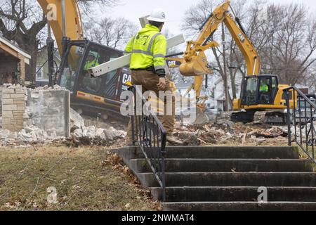 Demolizione della Chiesa luterana evangelica della Trinità a Burlington, Iowa, USA, il 27th febbraio 2023. La chiesa fu irreparabilmente danneggiata da un naturale Foto Stock