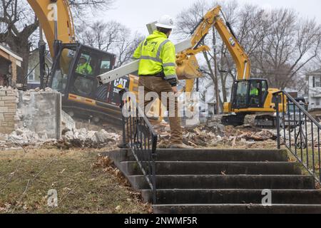 Demolizione della Chiesa luterana evangelica della Trinità a Burlington, Iowa, USA, il 27th febbraio 2023. La chiesa fu irreparabilmente danneggiata da un naturale Foto Stock