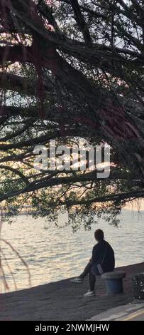 Danshui, Bali New Taipei City - 28 febbraio 2023 : bellissimo tramonto sul fiume Danshui, Bali, Taiwan Foto Stock