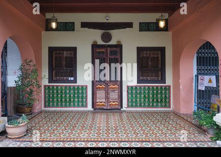 Un'entrata in stile cino-portoghese (Peranakan) e un passaggio pedonale piastrellato di 5 piedi in Thalang Rd., nella zona della Città Vecchia di Phuket, Thailandia Foto Stock